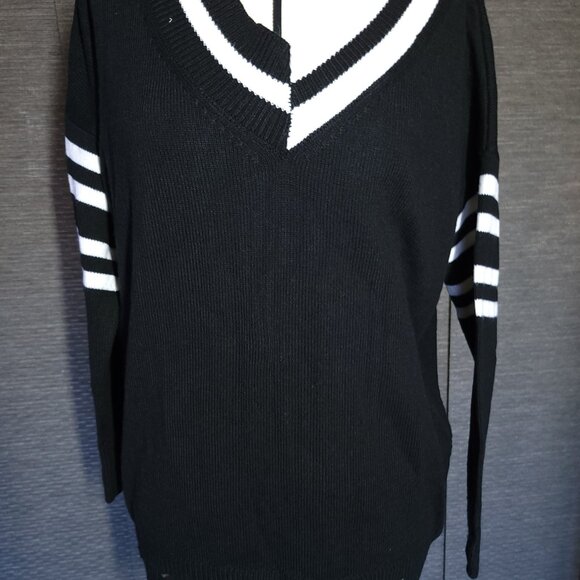 Black and White V-neck oversized distressed sweater - Picture 5 of 11